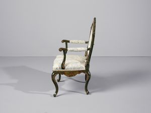 MANIFATTURA VENEZIANA DEL XVIII SECOLO : Poltrona in legno laccato e decorato a motivi floreali policromi su fondo verde e dorato, braccioli di forma mossa terminanti a ricciolo, schienale e grembiale sagomati e profilati a rilievo, gambe arcuate  - Asta Asta 502 | ARTE ANTICA E DEL XIX SECOLO Online - Associazione Nazionale - Case d'Asta italiane