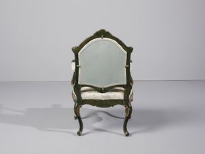 MANIFATTURA VENEZIANA DEL XVIII SECOLO : Poltrona in legno laccato e decorato a motivi floreali policromi su fondo verde e dorato, braccioli di forma mossa terminanti a ricciolo, schienale e grembiale sagomati e profilati a rilievo, gambe arcuate  - Asta Asta 502 | ARTE ANTICA E DEL XIX SECOLO Online - Associazione Nazionale - Case d'Asta italiane