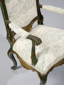 MANIFATTURA VENEZIANA DEL XVIII SECOLO : Poltrona in legno laccato e decorato a motivi floreali policromi su fondo verde e dorato, braccioli di forma mossa terminanti a ricciolo, schienale e grembiale sagomati e profilati a rilievo, gambe arcuate  - Asta Asta 502 | ARTE ANTICA E DEL XIX SECOLO Online - Associazione Nazionale - Case d'Asta italiane