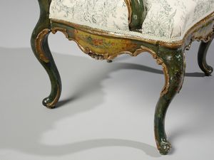 MANIFATTURA VENEZIANA DEL XVIII SECOLO : Poltrona in legno laccato e decorato a motivi floreali policromi su fondo verde e dorato, braccioli di forma mossa terminanti a ricciolo, schienale e grembiale sagomati e profilati a rilievo, gambe arcuate  - Asta Asta 502 | ARTE ANTICA E DEL XIX SECOLO Online - Associazione Nazionale - Case d'Asta italiane