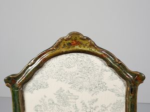 MANIFATTURA VENEZIANA DEL XVIII SECOLO : Poltrona in legno laccato e decorato a motivi floreali policromi su fondo verde e dorato, braccioli di forma mossa terminanti a ricciolo, schienale e grembiale sagomati e profilati a rilievo, gambe arcuate  - Asta Asta 502 | ARTE ANTICA E DEL XIX SECOLO Online - Associazione Nazionale - Case d'Asta italiane