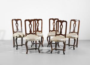 MANIFATTURA VENETA DEL XVIII SECOLO - Sei sedie in noce con schienale traforato e intagliato a giorno, gambe arcuate unite da traverse