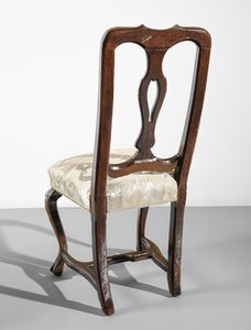 MANIFATTURA VENETA DEL XVIII SECOLO : Sei sedie in noce con schienale traforato e intagliato a giorno, gambe arcuate unite da traverse  - Asta Asta 502 | ARTE ANTICA E DEL XIX SECOLO Online - Associazione Nazionale - Case d'Asta italiane