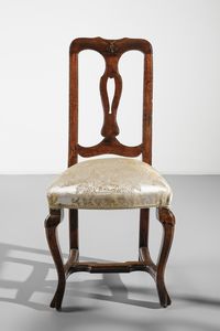 MANIFATTURA VENETA DEL XVIII SECOLO : Sei sedie in noce con schienale traforato e intagliato a giorno, gambe arcuate unite da traverse  - Asta Asta 502 | ARTE ANTICA E DEL XIX SECOLO Online - Associazione Nazionale - Case d'Asta italiane