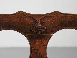 MANIFATTURA VENETA DEL XVIII SECOLO : Sei sedie in noce con schienale traforato e intagliato a giorno, gambe arcuate unite da traverse  - Asta Asta 502 | ARTE ANTICA E DEL XIX SECOLO Online - Associazione Nazionale - Case d'Asta italiane