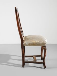 MANIFATTURA VENETA DEL XVIII SECOLO : Sei sedie in noce con schienale traforato e intagliato a giorno, gambe arcuate unite da traverse  - Asta Asta 502 | ARTE ANTICA E DEL XIX SECOLO Online - Associazione Nazionale - Case d'Asta italiane