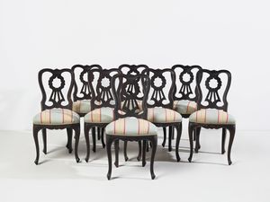 MANIFATTURA DEL XVIII-XIX SECOLO - Otto sedie in legno intagliato, schienale a giorno, seduta imbottita e gambe arcuate