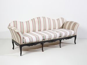 MANIFATTURA DEL XVIII-XIX SECOLO : Divano a tre posti in legno intagliato, grembiale sagomato a motivo rocaille e gambe arcuate, con due poggiapiedi nello stesso stile  - Asta Asta 502 | ARTE ANTICA E DEL XIX SECOLO Online - Associazione Nazionale - Case d'Asta italiane