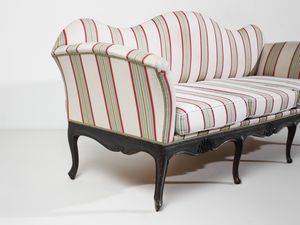 MANIFATTURA DEL XVIII-XIX SECOLO : Divano a tre posti in legno intagliato, grembiale sagomato a motivo rocaille e gambe arcuate, con due poggiapiedi nello stesso stile  - Asta Asta 502 | ARTE ANTICA E DEL XIX SECOLO Online - Associazione Nazionale - Case d'Asta italiane