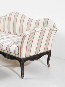 MANIFATTURA DEL XVIII-XIX SECOLO : Divano a tre posti in legno intagliato, grembiale sagomato a motivo rocaille e gambe arcuate, con due poggiapiedi nello stesso stile  - Asta Asta 502 | ARTE ANTICA E DEL XIX SECOLO Online - Associazione Nazionale - Case d'Asta italiane