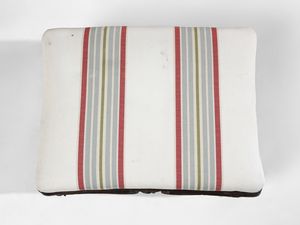 MANIFATTURA DEL XVIII-XIX SECOLO : Divano a tre posti in legno intagliato, grembiale sagomato a motivo rocaille e gambe arcuate, con due poggiapiedi nello stesso stile  - Asta Asta 502 | ARTE ANTICA E DEL XIX SECOLO Online - Associazione Nazionale - Case d'Asta italiane