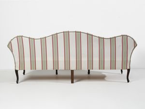 MANIFATTURA DEL XVIII-XIX SECOLO : Divano a tre posti in legno intagliato, grembiale sagomato a motivo rocaille e gambe arcuate, con due poggiapiedi nello stesso stile  - Asta Asta 502 | ARTE ANTICA E DEL XIX SECOLO Online - Associazione Nazionale - Case d'Asta italiane