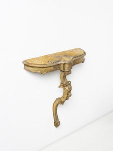 MANIFATTURA DEL XVIII-XIX SECOLO : Consolle in legno intagliato e dorato, fusto con decoro a maschera grottesca, piano a incasso in marmo giallo  - Asta Asta 502 | ARTE ANTICA E DEL XIX SECOLO Online - Associazione Nazionale - Case d'Asta italiane