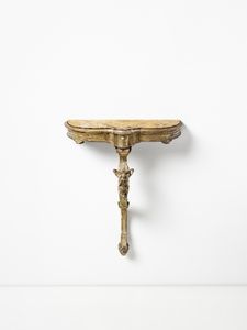 MANIFATTURA DEL XVIII-XIX SECOLO - Consolle in legno intagliato e dorato, fusto con decoro a maschera grottesca, piano a incasso in marmo giallo