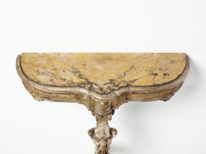 MANIFATTURA DEL XVIII-XIX SECOLO : Consolle in legno intagliato e dorato, fusto con decoro a maschera grottesca, piano a incasso in marmo giallo  - Asta Asta 502 | ARTE ANTICA E DEL XIX SECOLO Online - Associazione Nazionale - Case d'Asta italiane