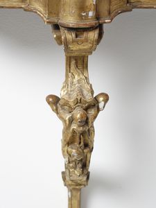 MANIFATTURA DEL XVIII-XIX SECOLO : Consolle in legno intagliato e dorato, fusto con decoro a maschera grottesca, piano a incasso in marmo giallo  - Asta Asta 502 | ARTE ANTICA E DEL XIX SECOLO Online - Associazione Nazionale - Case d'Asta italiane