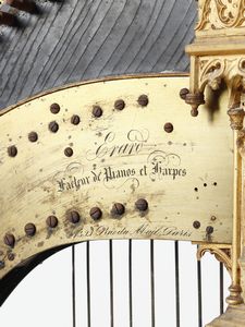 RARD SBASTIAN (1752 - 1831) : Arpa in legno intagliato, parzialmente dorato ed ebanizzato, inserti in ottone  - Asta Asta 502 | ARTE ANTICA E DEL XIX SECOLO Online - Associazione Nazionale - Case d'Asta italiane