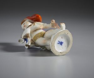 MANIFATTURA DI MEISSEN DEL XIX SECOLO : Cupido alato in porcellana policroma con cappello di pelliccia, mantello e bastone  - Asta Asta 502 | ARTE ANTICA E DEL XIX SECOLO Online - Associazione Nazionale - Case d'Asta italiane