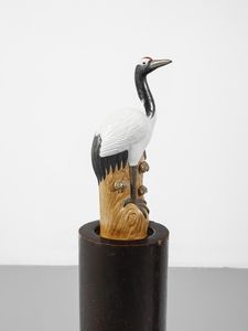 MANIFATTURA CINESE DEL XX SECOLO : Coppia di aironi in ceramica policroma e invetriata, assemblati su colonne in legno patinato di differente manifattura  - Asta Asta 502 | ARTE ANTICA E DEL XIX SECOLO Online - Associazione Nazionale - Case d'Asta italiane