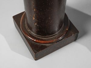 MANIFATTURA CINESE DEL XX SECOLO : Coppia di aironi in ceramica policroma e invetriata, assemblati su colonne in legno patinato di differente manifattura  - Asta Asta 502 | ARTE ANTICA E DEL XIX SECOLO Online - Associazione Nazionale - Case d'Asta italiane