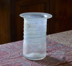 MANIFATTURA DEL XX SECOLO - Vaso in vetro doppio ad imitazione dei vetri romani archeologici