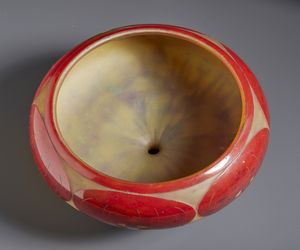 LE VERRE FRANCAIS : Ciotola della serie Coprins in vetro finemente inciso ad acido con decorazione di funghi nei toni del rosso-arancio su fondo giallastro  - Asta Asta 502 | ARTE ANTICA E DEL XIX SECOLO Online - Associazione Nazionale - Case d'Asta italiane