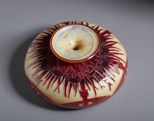 LE VERRE FRANCAIS : Ciotola della serie Coprins in vetro finemente inciso ad acido con decorazione di funghi nei toni del rosso-arancio su fondo giallastro  - Asta Asta 502 | ARTE ANTICA E DEL XIX SECOLO Online - Associazione Nazionale - Case d'Asta italiane