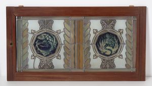 CAMBELLOTTI DUILIO (1876 - 1960) : Nello stile di. Due vetrate policrome legate a piombo raffiguranti medaglioni con animali, entro telaio in legno  - Asta Asta 502 | ARTE ANTICA E DEL XIX SECOLO Online - Associazione Nazionale - Case d'Asta italiane
