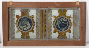 CAMBELLOTTI DUILIO (1876 - 1960) : Nello stile di. Due vetrate policrome legate a piombo raffiguranti medaglioni con animali, entro telaio in legno  - Asta Asta 502 | ARTE ANTICA E DEL XIX SECOLO Online - Associazione Nazionale - Case d'Asta italiane