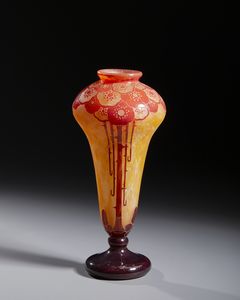 LE VERRE FRANCAIS : Vaso a balaustro finemente inciso ad acido a motivi floreali rossi su fondo arancio  - Asta Asta 502 | ARTE ANTICA E DEL XIX SECOLO Online - Associazione Nazionale - Case d'Asta italiane