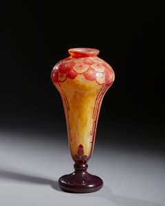 LE VERRE FRANCAIS : Vaso a balaustro finemente inciso ad acido a motivi floreali rossi su fondo arancio  - Asta Asta 502 | ARTE ANTICA E DEL XIX SECOLO Online - Associazione Nazionale - Case d'Asta italiane