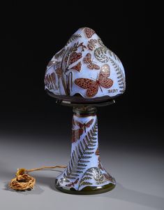 MANIFATTURA FRANCESE DEL XX SECOLO : Lampada in vetro inciso con decori vegetali e zoomorfi nei toni del marrone e del verde su fondo azzurro  - Asta Asta 502 | ARTE ANTICA E DEL XIX SECOLO Online - Associazione Nazionale - Case d'Asta italiane