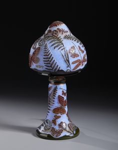 MANIFATTURA FRANCESE DEL XX SECOLO : Lampada in vetro inciso con decori vegetali e zoomorfi nei toni del marrone e del verde su fondo azzurro  - Asta Asta 502 | ARTE ANTICA E DEL XIX SECOLO Online - Associazione Nazionale - Case d'Asta italiane