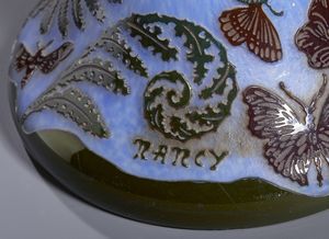 MANIFATTURA FRANCESE DEL XX SECOLO : Lampada in vetro inciso con decori vegetali e zoomorfi nei toni del marrone e del verde su fondo azzurro  - Asta Asta 502 | ARTE ANTICA E DEL XIX SECOLO Online - Associazione Nazionale - Case d'Asta italiane