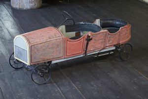 MANIFATTURA DEL XX SECOLO - Macchina a pedali a due posti in lamiera dipinta