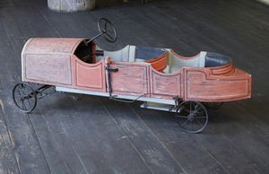 MANIFATTURA DEL XX SECOLO : Macchina a pedali a due posti in lamiera dipinta  - Asta Asta 502 | ARTE ANTICA E DEL XIX SECOLO Online - Associazione Nazionale - Case d'Asta italiane