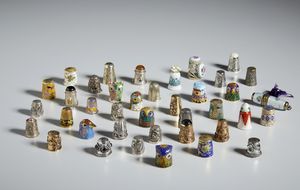 MANIFATTURA DEL XIX-XX SECOLO - Collezione di ditali in vari materiali (ceramica, smalti, metallo argentato)