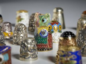 MANIFATTURA DEL XIX-XX SECOLO : Collezione di ditali in vari materiali (ceramica, smalti, metallo argentato)  - Asta Asta 502 | ARTE ANTICA E DEL XIX SECOLO Online - Associazione Nazionale - Case d'Asta italiane