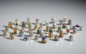 MANIFATTURA DEL XIX-XX SECOLO : Collezione di ditali in vari materiali (ceramica, smalti, metallo argentato)  - Asta Asta 502 | ARTE ANTICA E DEL XIX SECOLO Online - Associazione Nazionale - Case d'Asta italiane