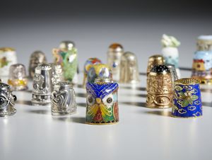 MANIFATTURA DEL XIX-XX SECOLO : Collezione di ditali in vari materiali (ceramica, smalti, metallo argentato)  - Asta Asta 502 | ARTE ANTICA E DEL XIX SECOLO Online - Associazione Nazionale - Case d'Asta italiane