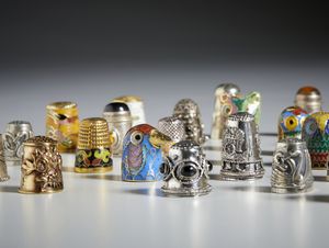 MANIFATTURA DEL XIX-XX SECOLO : Collezione di ditali in vari materiali (ceramica, smalti, metallo argentato)  - Asta Asta 502 | ARTE ANTICA E DEL XIX SECOLO Online - Associazione Nazionale - Case d'Asta italiane