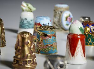 MANIFATTURA DEL XIX-XX SECOLO : Collezione di ditali in vari materiali (ceramica, smalti, metallo argentato)  - Asta Asta 502 | ARTE ANTICA E DEL XIX SECOLO Online - Associazione Nazionale - Case d'Asta italiane