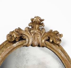 MANIFATTURA DEL XVIII SECOLO : Specchiera di forma ovale in legno intagliato e dorato con cimasa a decoro fitomorfo  - Asta Asta 502 | ARTE ANTICA E DEL XIX SECOLO Online - Associazione Nazionale - Case d'Asta italiane
