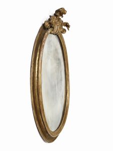 MANIFATTURA DEL XVIII SECOLO : Specchiera di forma ovale in legno intagliato e dorato con cimasa a decoro fitomorfo  - Asta Asta 502 | ARTE ANTICA E DEL XIX SECOLO Online - Associazione Nazionale - Case d'Asta italiane
