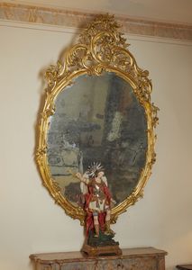 MANIFATTURA DEL XIX SECOLO : Grande specchiera in legno intagliato e dorato, cornice e cimasa decorate a motivi floreali e a volute  - Asta Asta 502 | ARTE ANTICA E DEL XIX SECOLO Online - Associazione Nazionale - Case d'Asta italiane