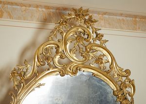 MANIFATTURA DEL XIX SECOLO : Grande specchiera in legno intagliato e dorato, cornice e cimasa decorate a motivi floreali e a volute  - Asta Asta 502 | ARTE ANTICA E DEL XIX SECOLO Online - Associazione Nazionale - Case d'Asta italiane