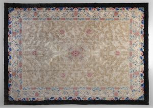 PECHINO - Tappeto con ordito in cotone, trama e vello in lana, con bordura principale a draghi, e secondaria nera. Cina, fine del XIX secolo