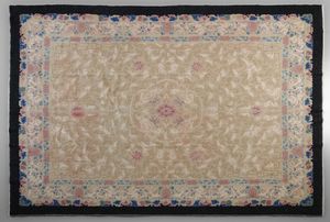 PECHINO : Tappeto con ordito in cotone, trama e vello in lana, con bordura principale a draghi, e secondaria nera. Cina, fine del XIX secolo  - Asta Asta 502 | ARTE ANTICA E DEL XIX SECOLO Online - Associazione Nazionale - Case d'Asta italiane