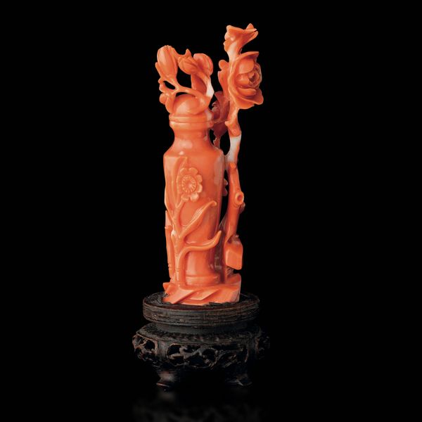 Snuff bottle in corallo scolpito, Cina, Dinastia Qing, inizio XX secolo  - Asta Fine Asian Works of Art - Associazione Nazionale - Case d'Asta italiane