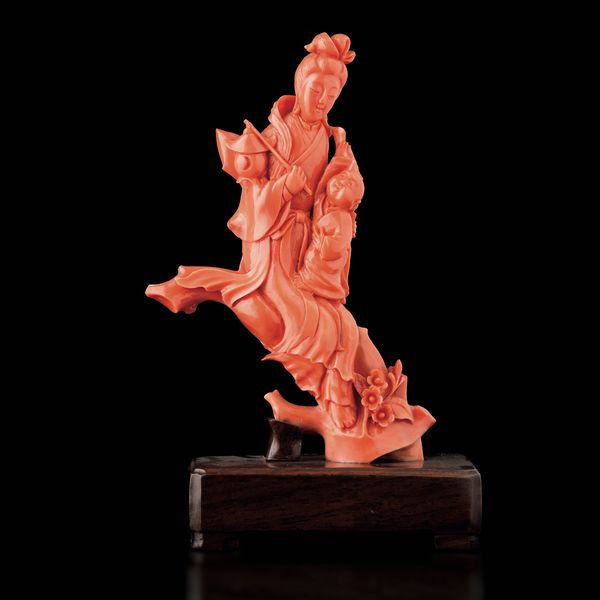 Figura raffigurante Guanyin con bambino scolpita in corallo, Cina, Dinastia Qing, XIX secolo  - Asta Fine Asian Works of Art - Associazione Nazionale - Case d'Asta italiane
